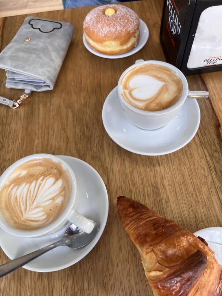 Frühstück - Kaffee und Croissant und Krapfen